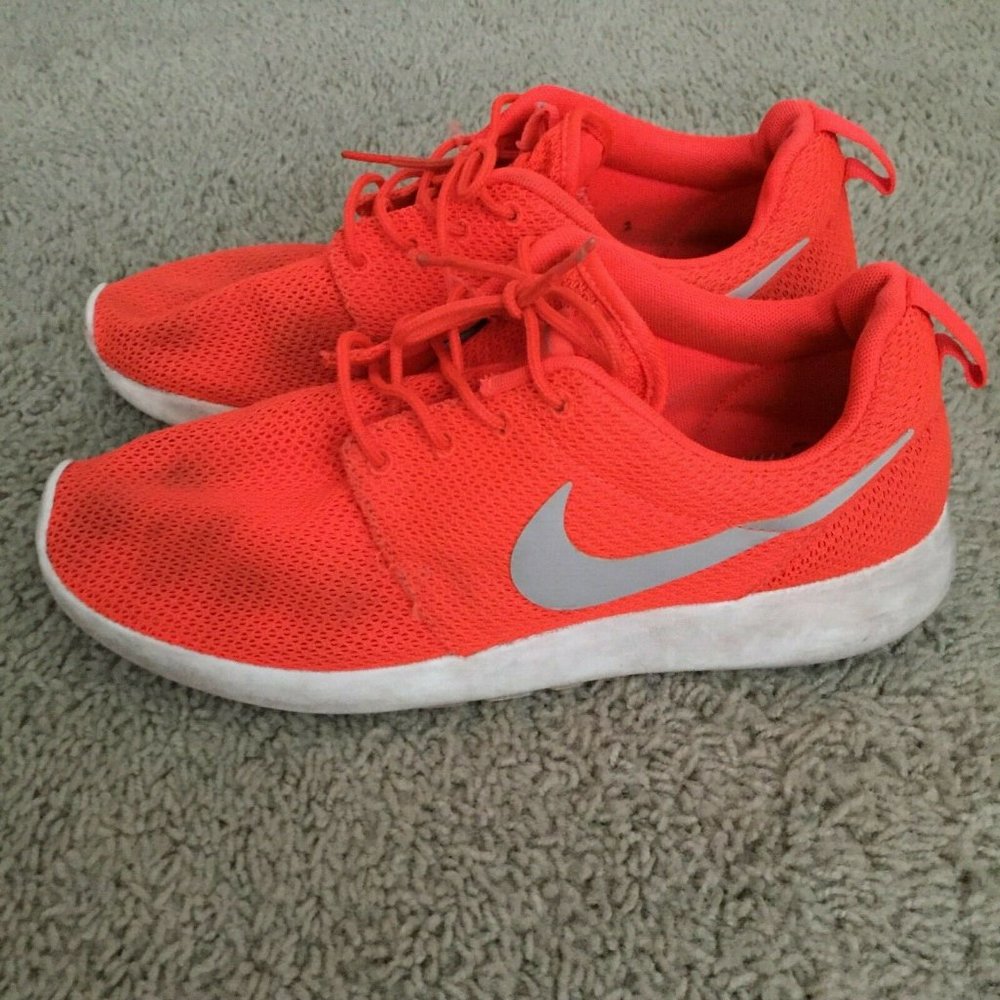 SOLD NIKE MEN 9 ROSHE CRIMSON NEON SNEAKERS RUNNING - Picture 3 of 7